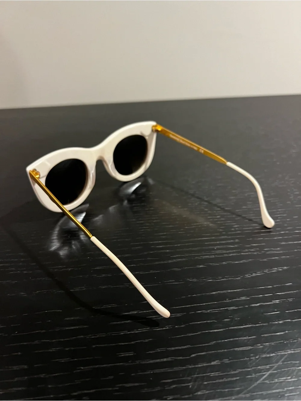 Illesteva White Sunglasses - Cute Round Frame